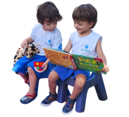 escola crystal – site – slide crianca lendo