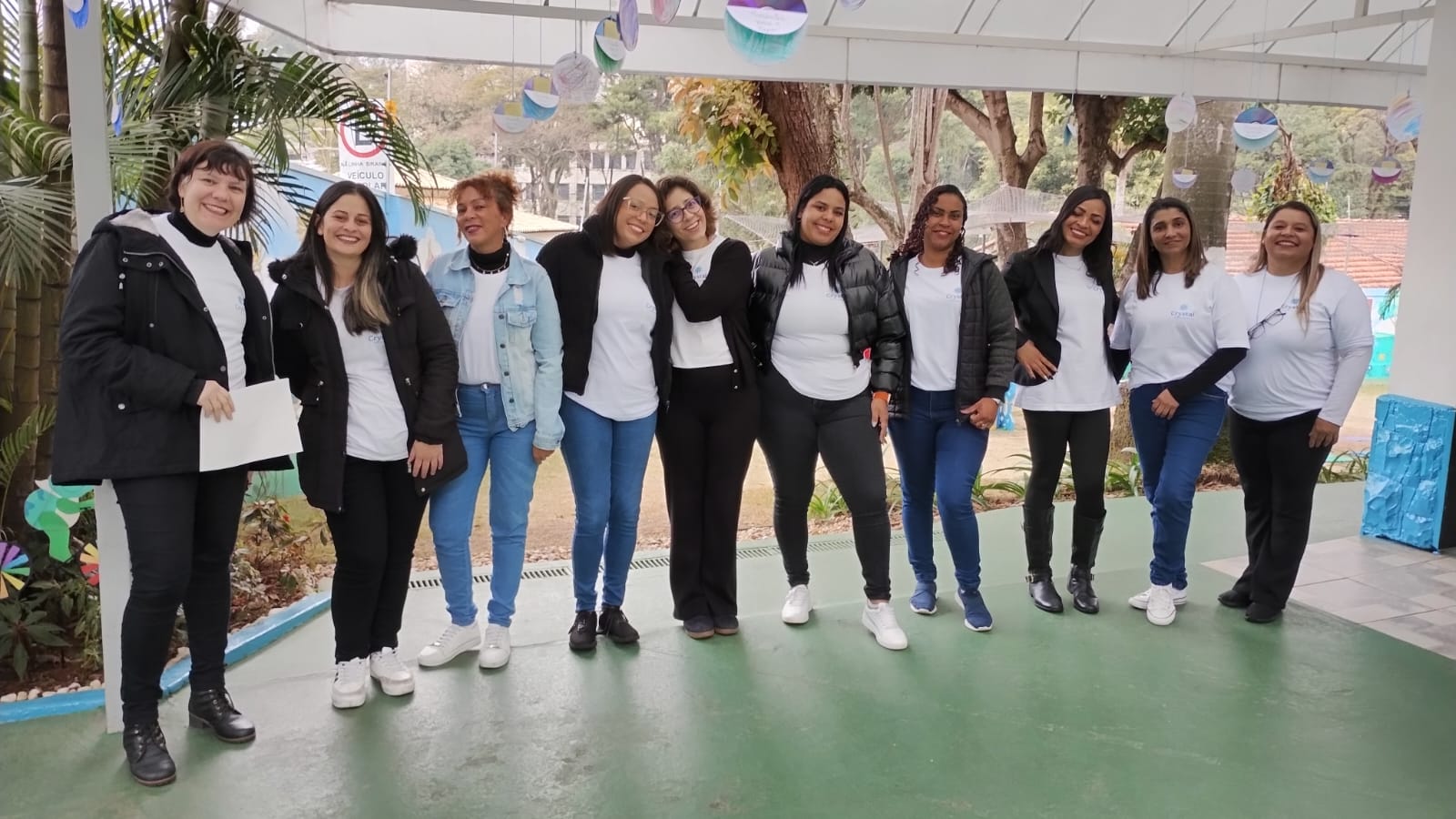 escola crystal equipe em pe dia dos pais